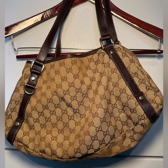 Gucci Brown Shoulder Bag with Iconic GG Monogram - Picture 5 of 8